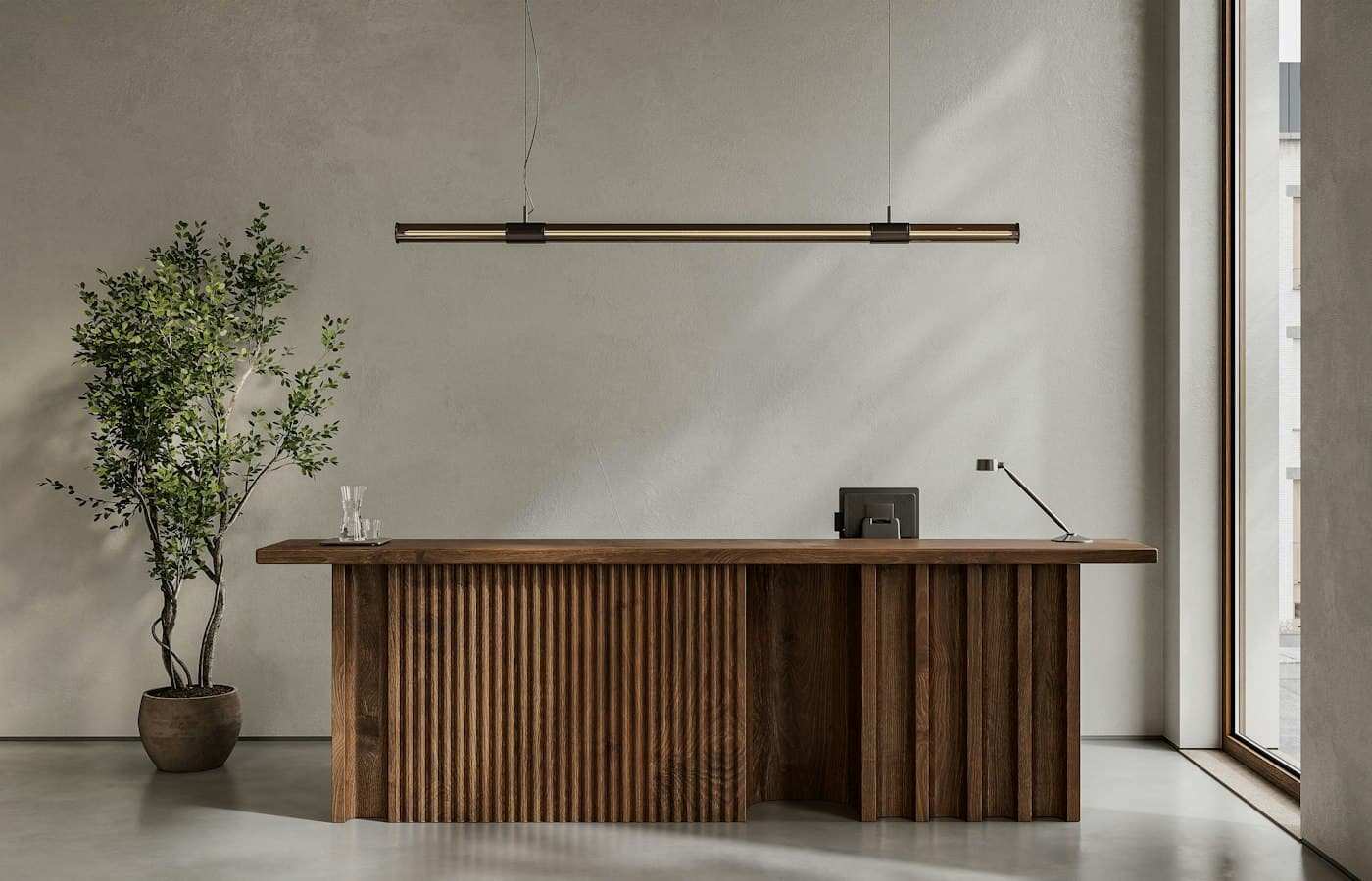 Un intérieur professionnel contemporain, rangements en bois clair et grande baie