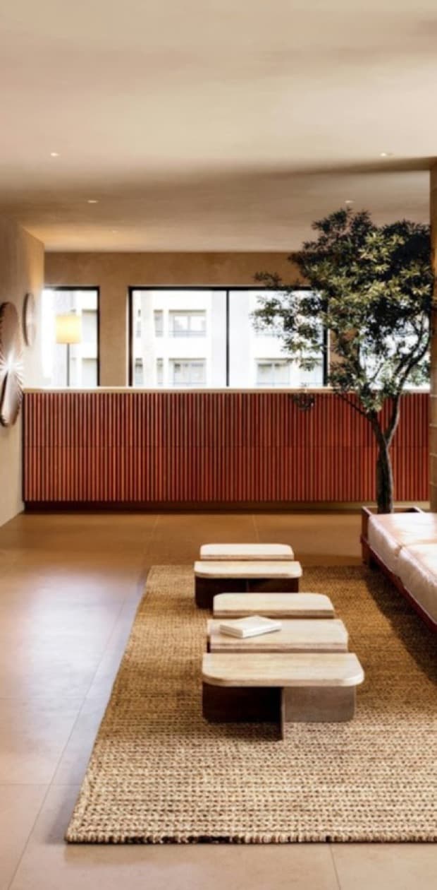 Un hall d'entreprise contemporain, claustra en bois rouge et grande baie vitrée