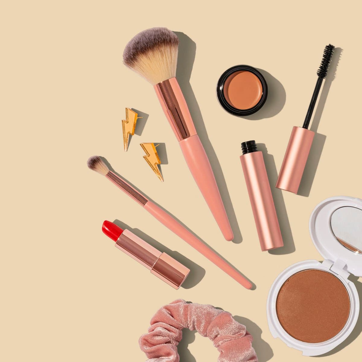 Produits de maquillage disposés à plat