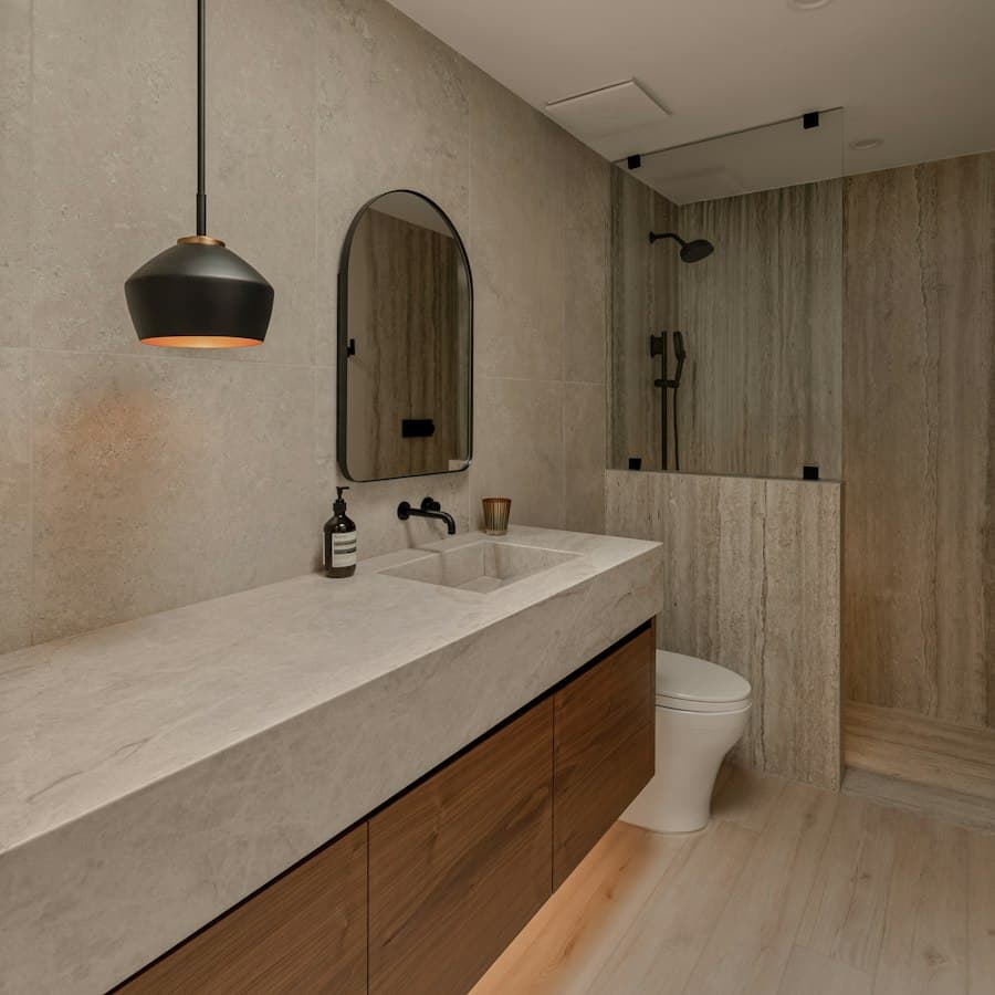 Un meuble vasque en bois et marbre dans une salle de bain contemporaine