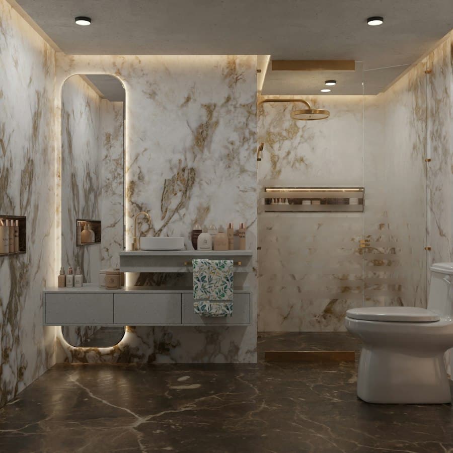 Une salle de bain en marbre avec une douche à l'italienne