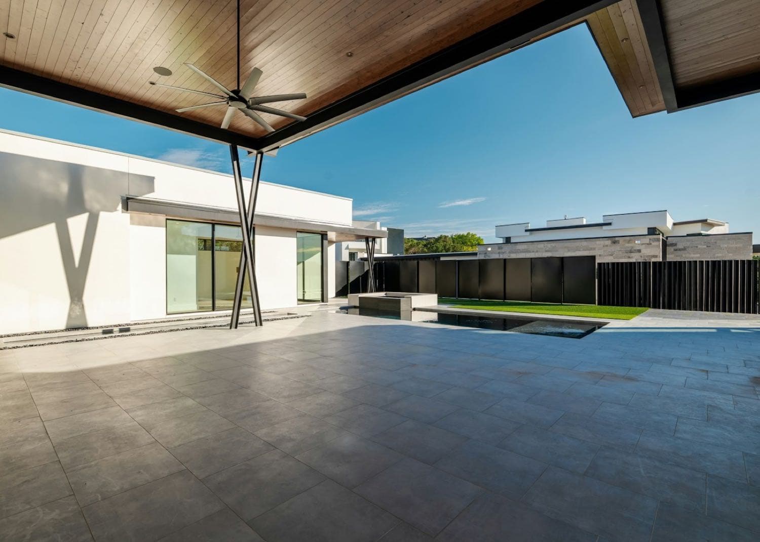 Une terrasse contemporaine au bord d'une piscine